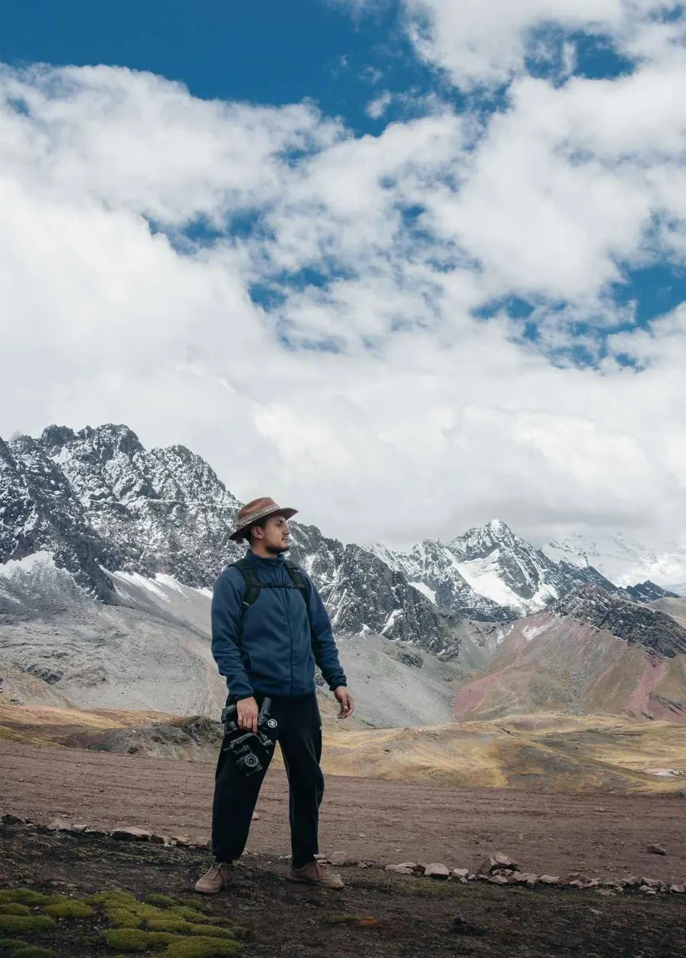 Viajero contemplando el nevado Ausangate desde la puna